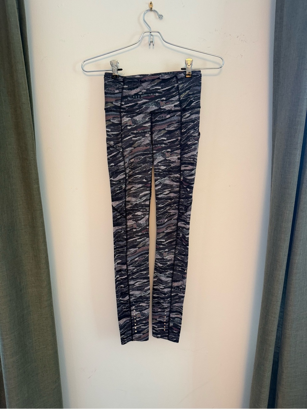 Black and Gray Patterned lululemon workout leggings
